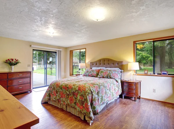 Великолепная спальня с раздвижными lgass двери и деревянные Фло — стоковое фото