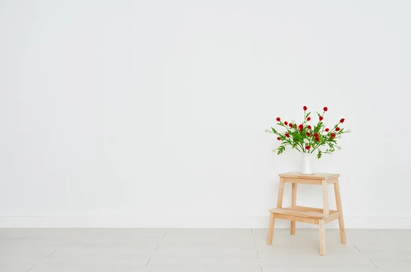 Понятие букет цветов на стремянки на фоне ничуть — стоковое фото