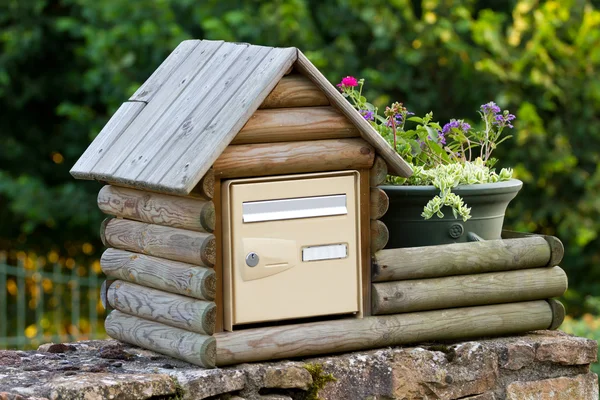 Деревянный почтовый ящик — стоковое фото