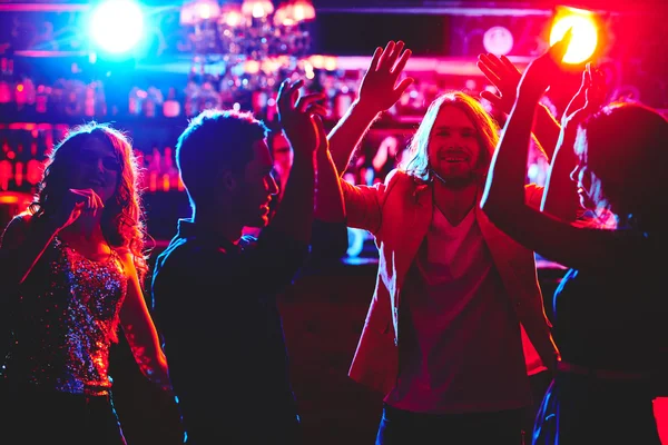 Молодые люди, танцующие в ночном клубе — стоковое фото