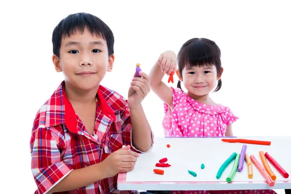 Азиатские дети, играя с играть глины на столе. Укреплять воображение ребенка — стоковое фото