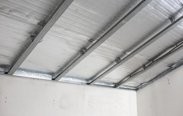 Подвесной потолок мансарды с отражающей тепловой барьер — стоковое фото