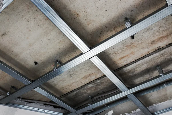 Подвесной потолок структура, перед установкой гипсокартона — стоковое фото