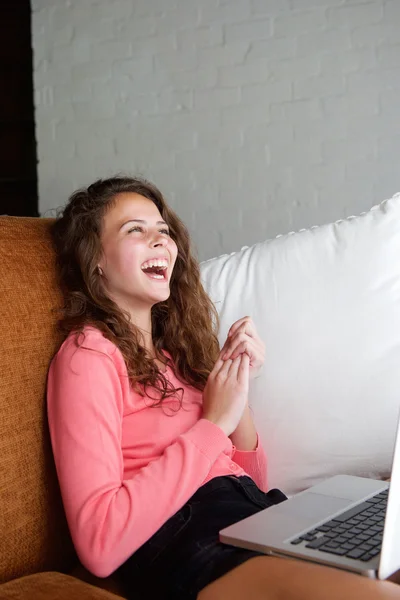 Молодая женщина, смеющаяся — стоковое фото