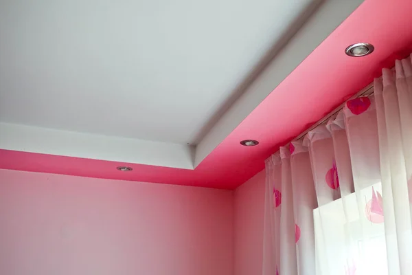 Розовый потолок в классическом стиле. 3D визуализация — стоковое фото