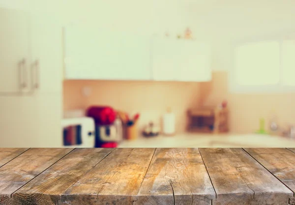 Совет пустую таблицу и расфокусированные белые ретро кухня фон — стоковое фото