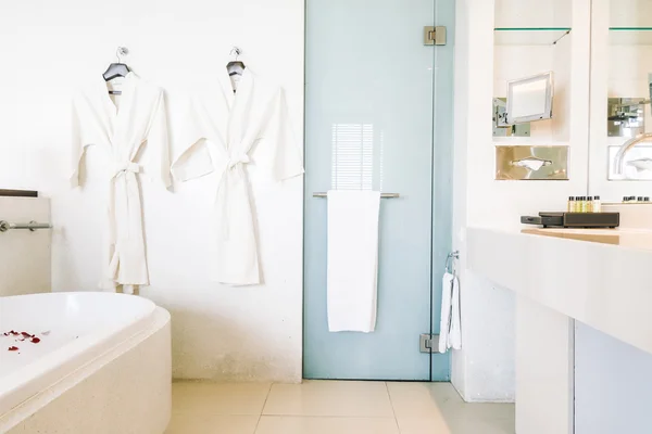 Красивые роскошные белые ванны — стоковое фото