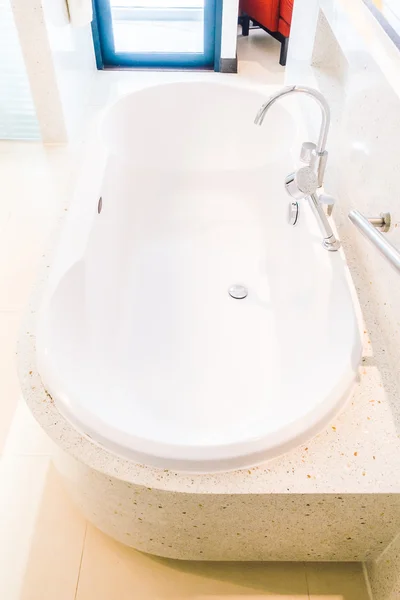 Белой ванной декора в ванной комнате — стоковое фото