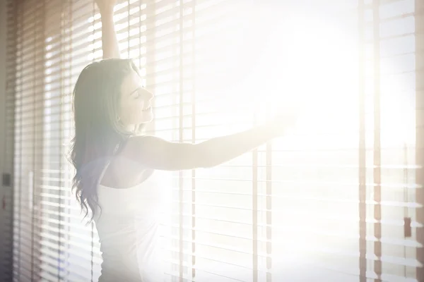 Женщина в солнечной комнате — стоковое фото