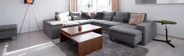 Дизайн диван и журнальный столик — стоковое фото