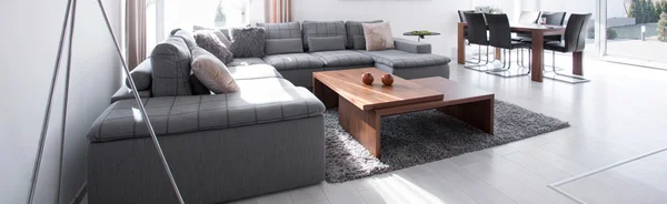 Угловой диван в гостиной — стоковое фото