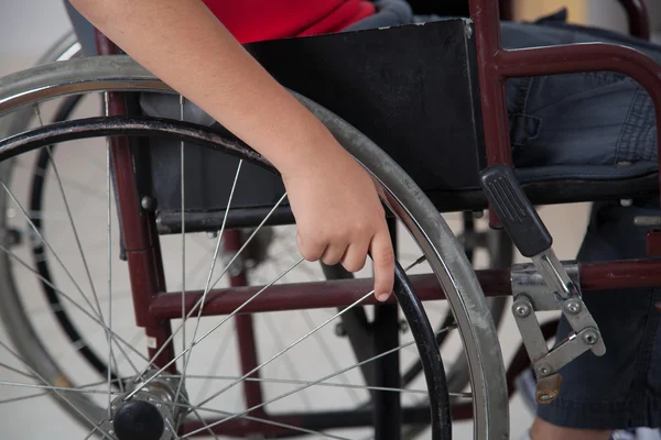 Мальчик в инвалидной коляске — стоковое фото
