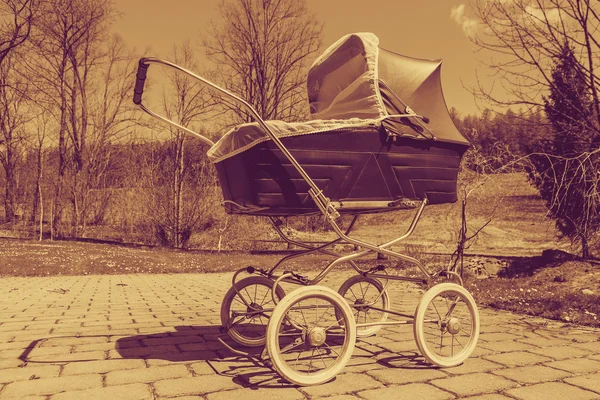 Стиль ретро коляска на улице в Солнечный день, сепия фильтра — стоковое фото