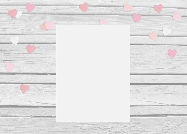 День Святого Валентина или свадьба макет сцена с заглушку, бумаги конфетти сердца и деревянными фоне — стоковое фото