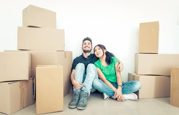 Молодая пара, переезда в новую квартиру — стоковое фото