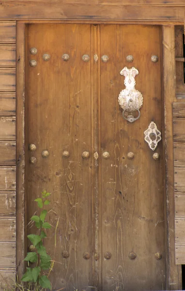 Древняя дверь в деревне kemal. символических ручек на дверях — стоковое фото