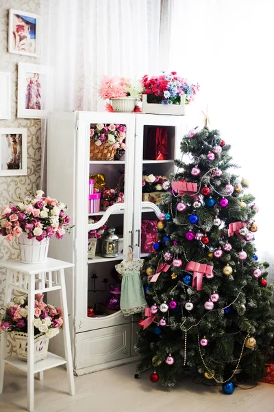 Рождественская елка в интерьере старый розовый — стоковое фото
