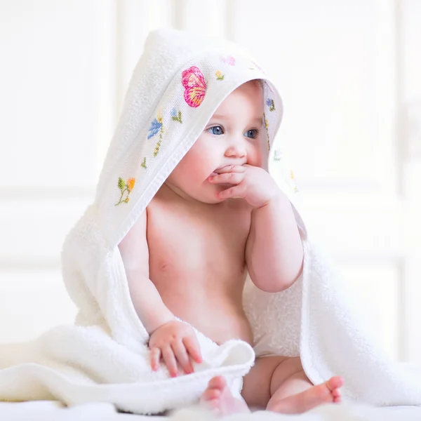 Очаровательны младенца девушка сидит под капюшоном полотенце после купания — стоковое фото