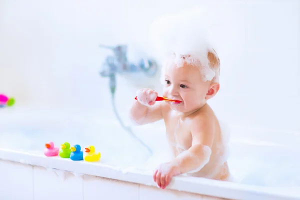 Ребенка в ванне — стоковое фото