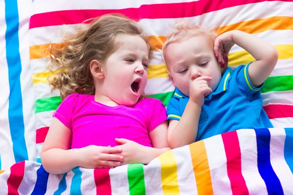 Детей, спящих под красочные одеяло — стоковое фото