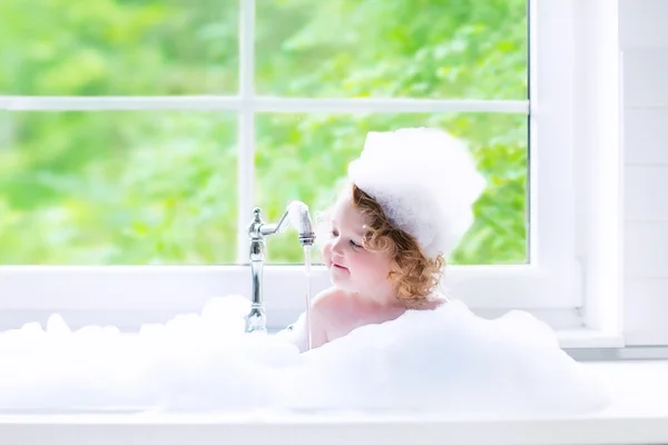 Девочка принимает ванну с пеной — стоковое фото