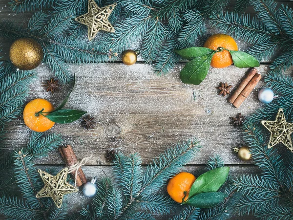Рождество (новый год) художественные оформления: ветви дерева меха, золотое стекло — стоковое фото