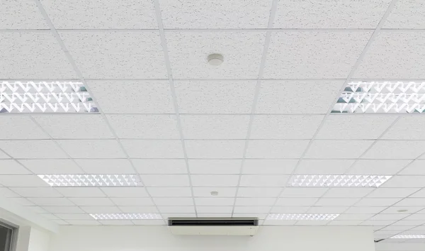 Белый потолок освещения — стоковое фото