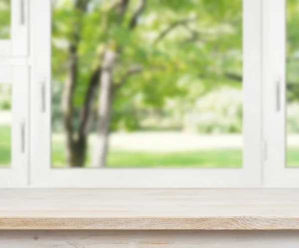 Деревянный стол по летнему фону окна — стоковое фото