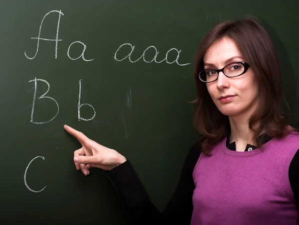 Женщина - учитель классная доска ABC — стоковое фото