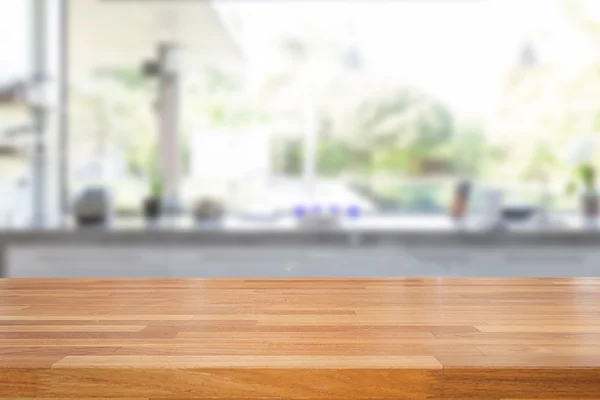 Пустой деревянный стол и размытым кухня фон — стоковое фото