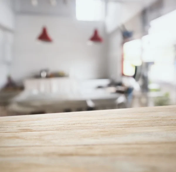 Таблицы Топ барная стойка с фон размыт кухня — стоковое фото