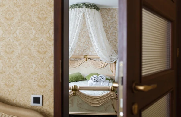Половина открытую дверь спальни отеля — стоковое фото