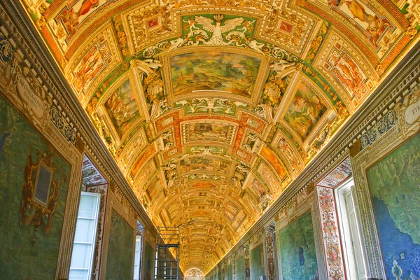 Одна из картин на потолке в музей Ватикана — стоковое фото