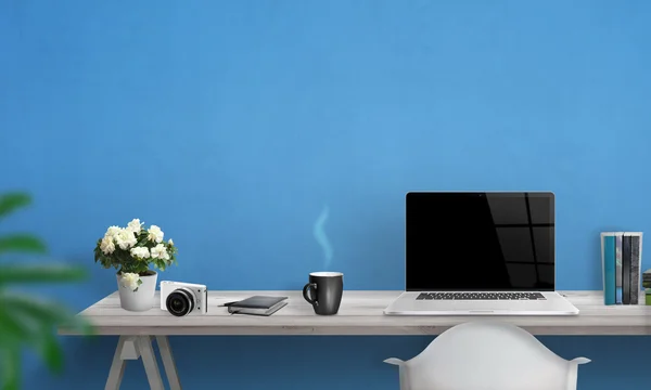 Ноутбук с пустой экран на офисном столе. Свободное пространство на стене для текста. Синяя стена в фоновом режиме — стоковое фото
