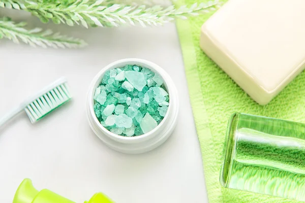 Аксессуары для ванной комнаты на зеленый полотенце. Зубные щетки, мыло и лосьон — стоковое фото