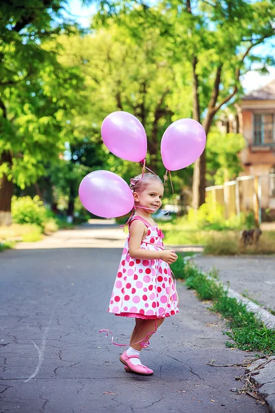 Bneautiful, маленькая девочка играет с розовый воздушных шарах, эмоционально — стоковое фото