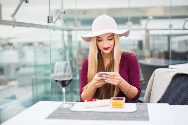 Женщина, пить красное вино с телефона — стоковое фото