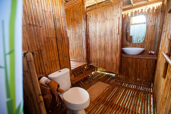 Ванная комната бамбука с кирпичный душевая кабина и ванна — стоковое фото