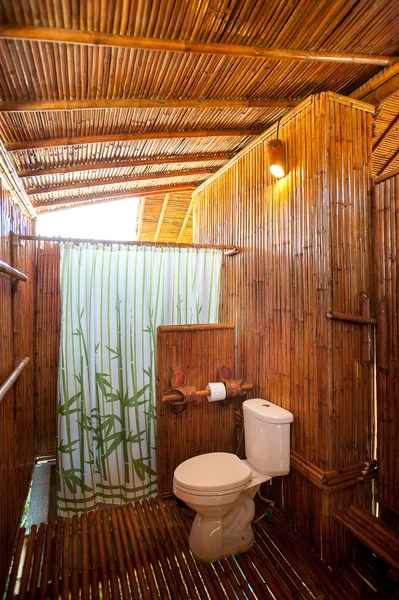 Ванная комната бамбука с кирпичный душевая кабина и ванна — стоковое фото