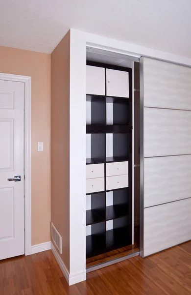 Встроенный шкаф с раздвижной дверью стеллажи хранения Организации — стоковое фото