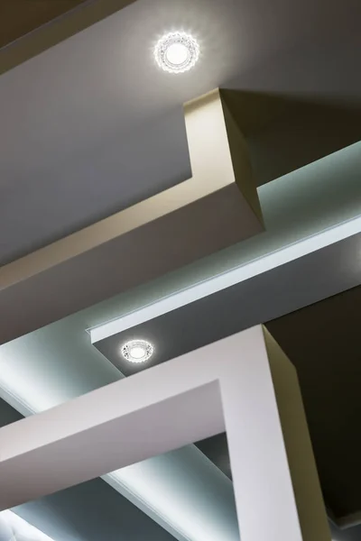 Современный интерьер комнаты с многоуровневые потолки и перегородки — стоковое фото