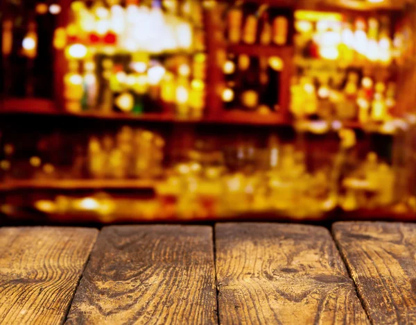 Ретро деревянный стол в баре — стоковое фото