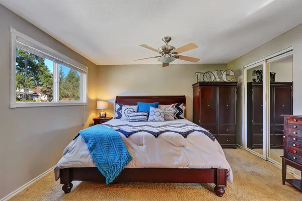 Классический интерьер спальни, с мебелью из красного дерева — стоковое фото