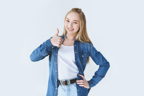 Подростковой девушка показываю пальцем вверх — стоковое фото