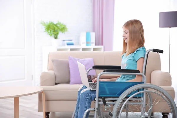 Девочка Подросток Инвалидной Коляске Используя Ноутбук Помещении — стоковое фото