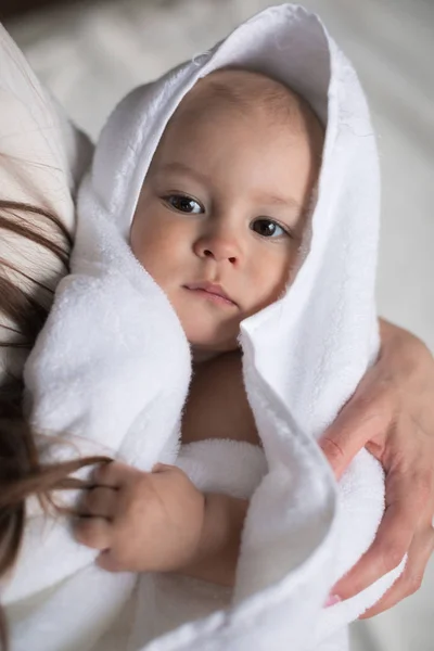 Мальчик, покрытый полотенцем после ванны — стоковое фото