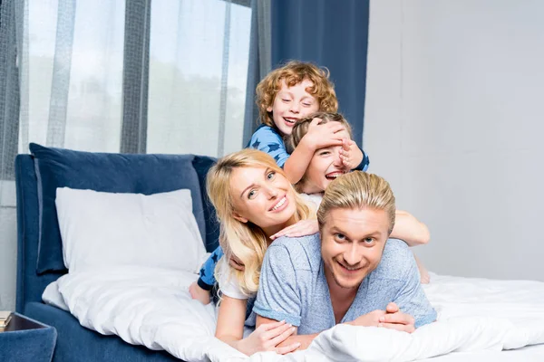 Счастливая семья в постели — стоковое фото