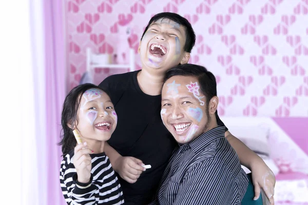 Братья и сестры с отцом, смеется вместе — стоковое фото