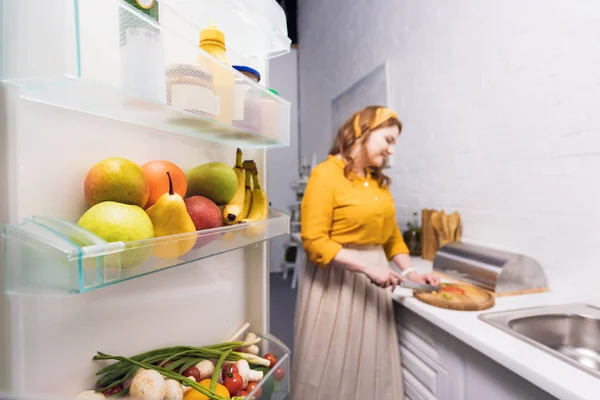 Красивая Женщина Резки Овощей Кухне Холодильником Переднем Плане — стоковое фото