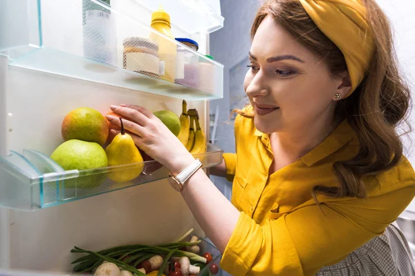 Красивая Женщина Берет Фрукты Холодильник Кухне — стоковое фото